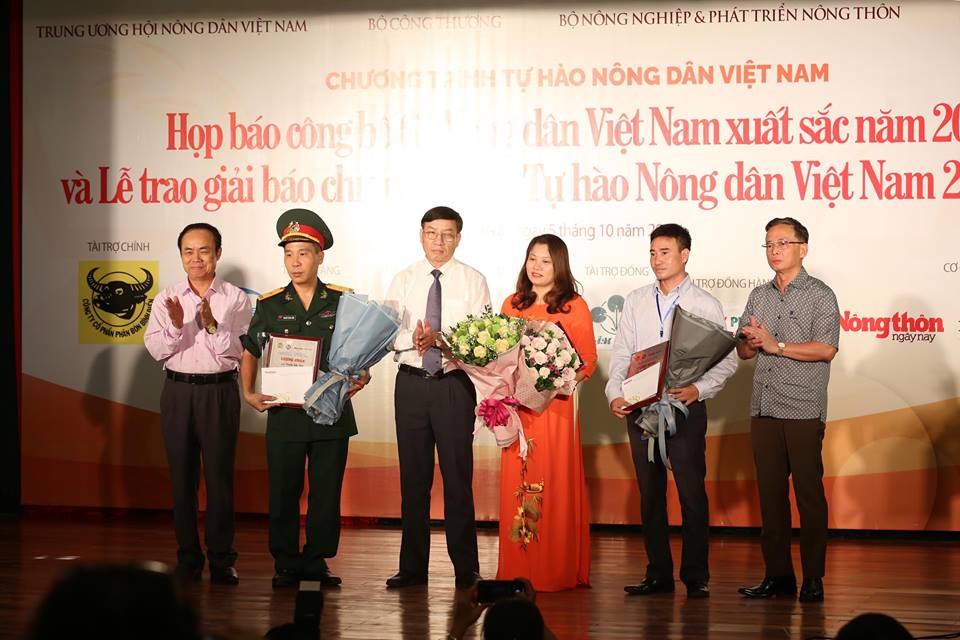 le trao giai bao chi toan quoc tu hao nd viet nam 2017- 2018 hinh anh 18