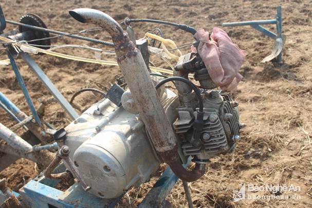 Siêu nông dân 4.0 xứ Nghệ: Tự tay chế máy cày đất mini “3 trong 1”