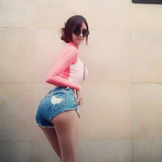 con gai chau a mac hot pant noi cong cong, lieu co phan cam? hinh anh 17