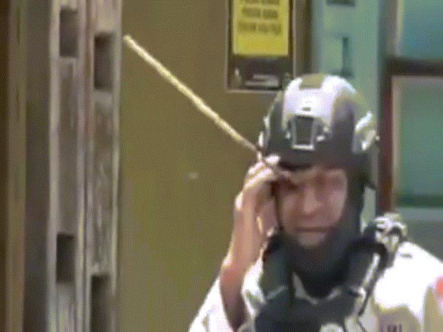 Bị mũi tên cắm vào mắt, cảnh sát vẫn bình thản đi lại ở Indonesia