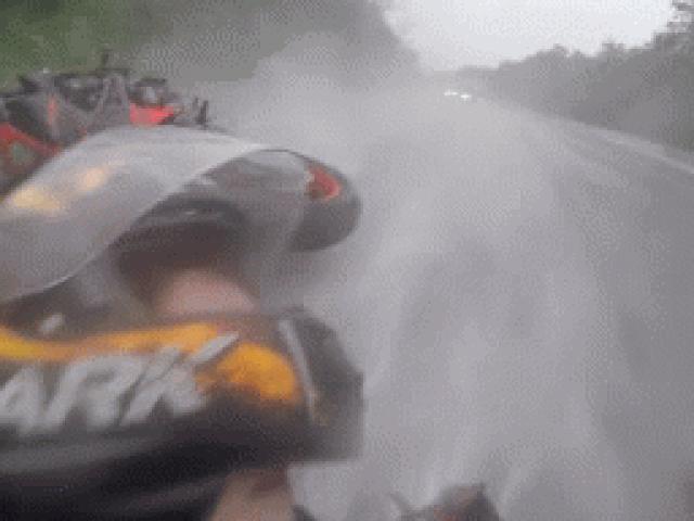 Video: Ôm cua gấp trời mưa, lái xe và bạn gái ngã văng hàng chục mét