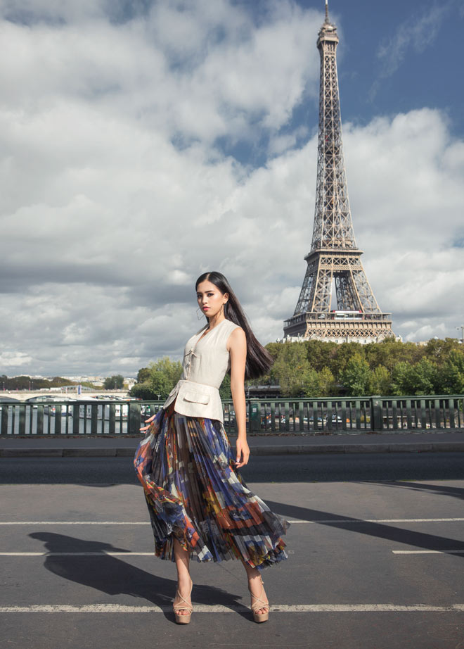 Trần Tiểu Vy Paris - một cô gái Việt Nam với vẻ đẹp tinh khôi, quyến rũ đã chinh phục trái tim của người dân Pháp. Với bộ sưu tập thời trang mới nhất của cô nàng, bạn sẽ được trải nghiệm thế giới thời trang Paris sang trọng, kiêu sa, đầy màu sắc.