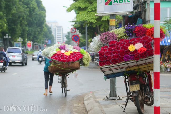 hoa tuoi 20.10: anh em ron rang, cua hang tat bat, shipper hoi ha hinh anh 12