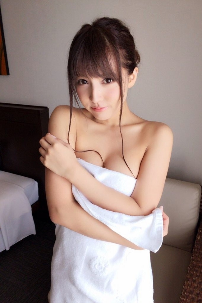 hai co dao phim nhat 18+: nguoi bao fan nam di du lich, ke moi chup anh nong hinh anh 2