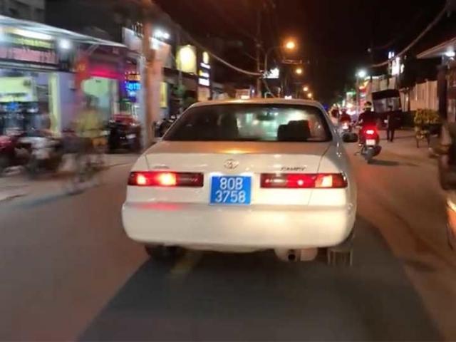 Cục CSGT thông tin vụ ô tô biển xanh 80B hụ còi huyên náo đường phố Sài Gòn