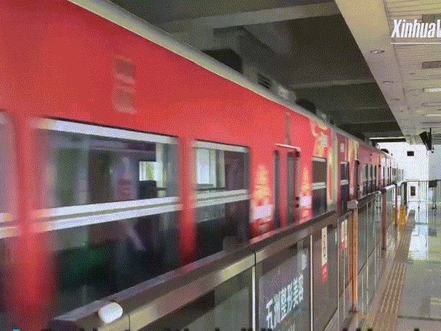 Kỳ lạ đoàn tàu điện chạy xuyên qua tòa nhà 19 tầng