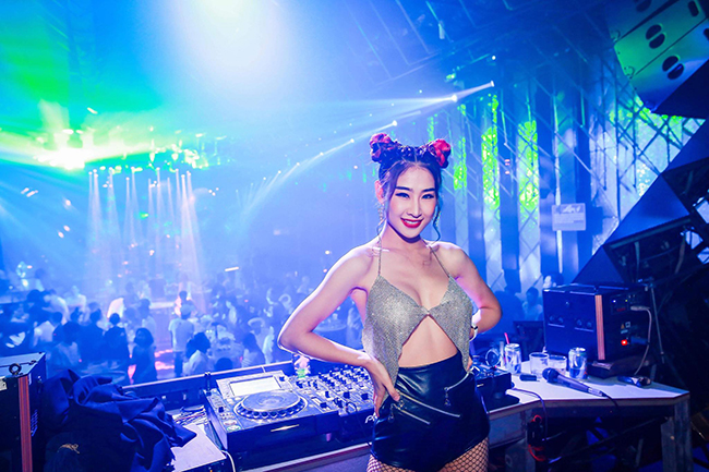 3 DJ sexy nhất Việt Nam bị khách chuốc thuốc tại bar, gục trên bàn mix