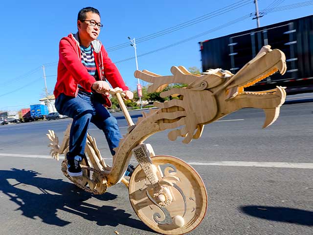 Độc đáo xe đạp hình rồng được tạo ra từ 22.000 que kem