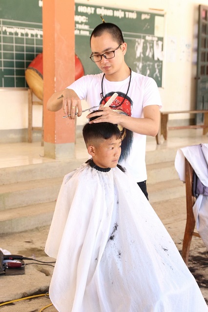 Khách Tây thích thú kể chuyện cắt tóc ở Việt Nam  VnExpress Du lịch