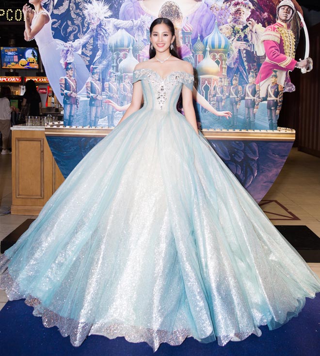 Cô gái đu trend diện váy công chúa 250 triệu đi siêu thị Xinh không kém công  chúa Disney thu nhập 100 triệutháng nhưng vẫn ở nhà thuê