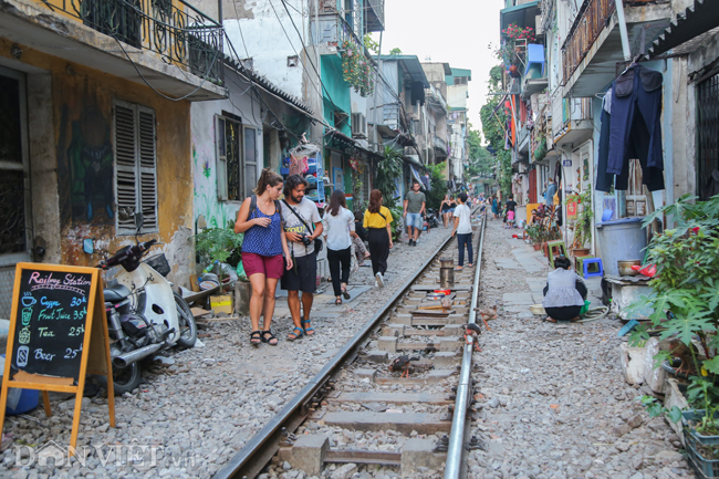 anh: khach tay den xom duong tau o ha noi de chup anh trang mat hinh anh 1