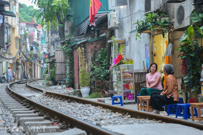 anh: khach tay den xom duong tau o ha noi de chup anh trang mat hinh anh 11