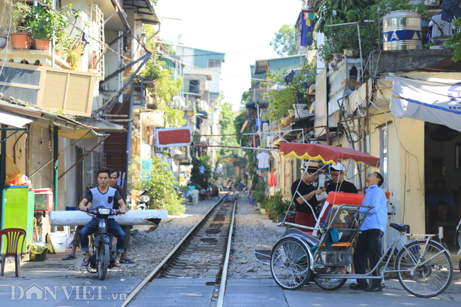 anh: khach tay den xom duong tau o ha noi de chup anh trang mat hinh anh 3