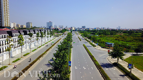 10 làn đường được chia làm 2 chiều: mỗi bên có 3 làn dành riêng cho ôtô và 2 làn bên ngoài cho xe thô sơ.