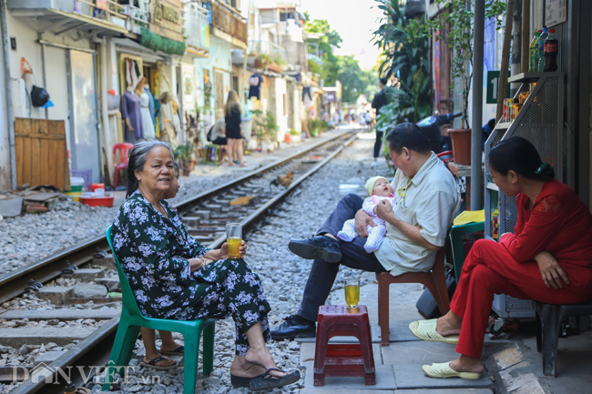 anh: khach tay den xom duong tau o ha noi de chup anh trang mat hinh anh 9