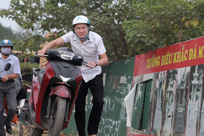 Né tắc đường người dân Thủ đô không ngại tập thể dục buổi sáng bằng cách dắt  xe máy hàng trăm mét