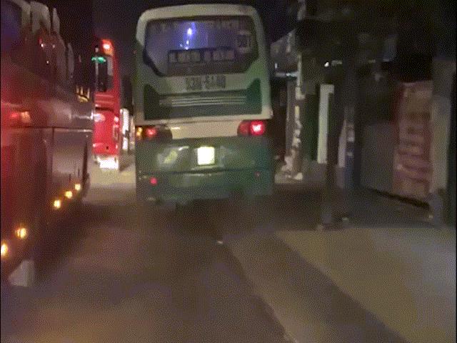 Clip xe buýt chạy tốc độ “bàn thờ” trên vỉa hè ở Sài Gòn