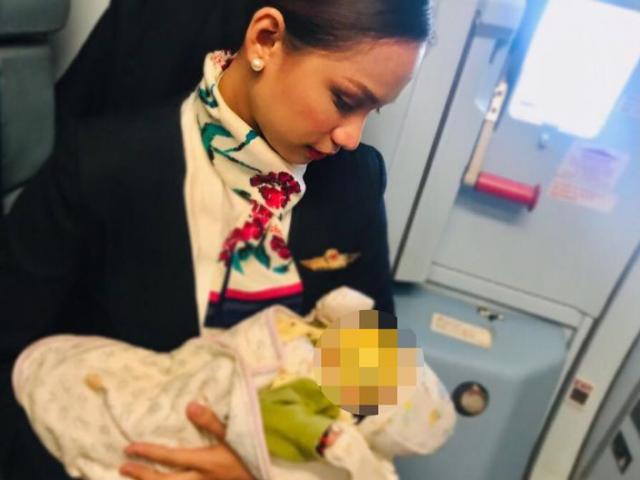 Tiếp viên hàng không cho em bé bú trên máy bay vì mẹ hết sữa