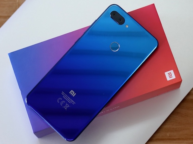 ”Đập hộp” Xiaomi Mi 8 Lite với một phụ kiện độc lạ bên trong