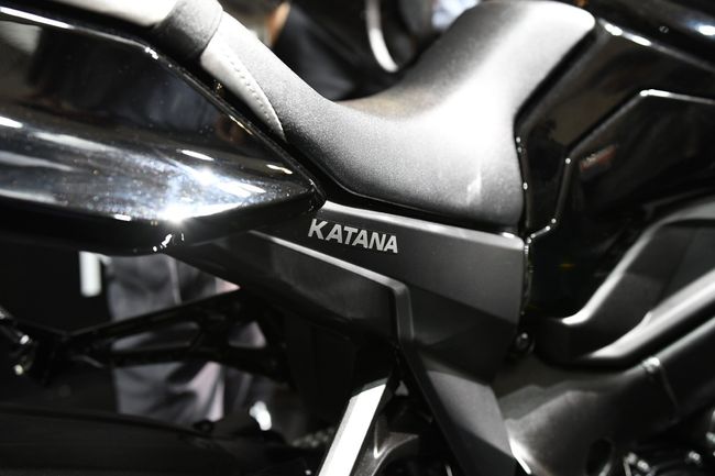 moto 2019 suzuki katana mau den xuat hien, phai manh bua vay hinh anh 14