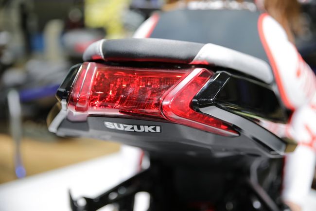 moto 2019 suzuki katana mau den xuat hien, phai manh bua vay hinh anh 8