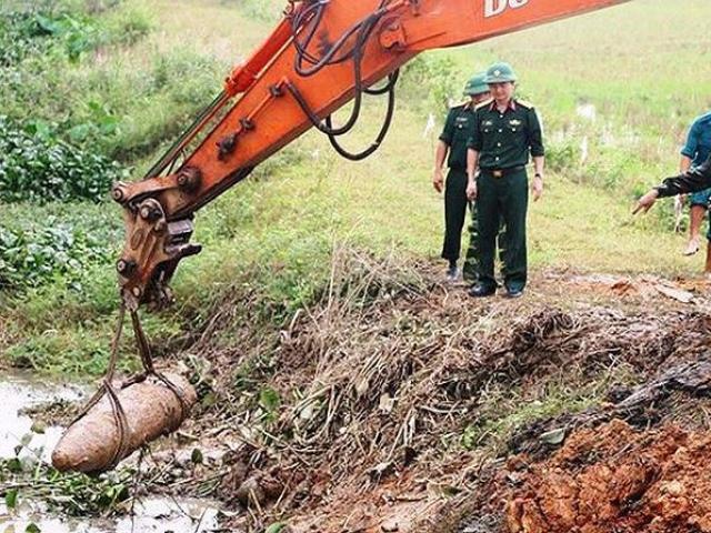 Kinh hãi phát hiện quả bom nặng 300kg khi đang nạo vét kênh