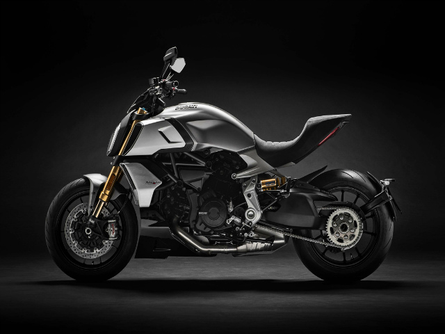 Phát mê trước 2019 Ducati Diavel 1260 cơ bắp, siêu tối tân