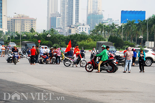 Hàng chục cò phe cầm xấp vé xem trận Việt Nam - Malaysia trên tay, chào mời bất kỳ ai lại gần.