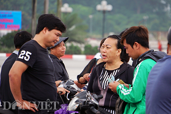 Cò phe chợ đen hét giá vé cao, làm khó người hâm mộ là tình trạng nhức nhối, tái diễn nhiều năm nay.