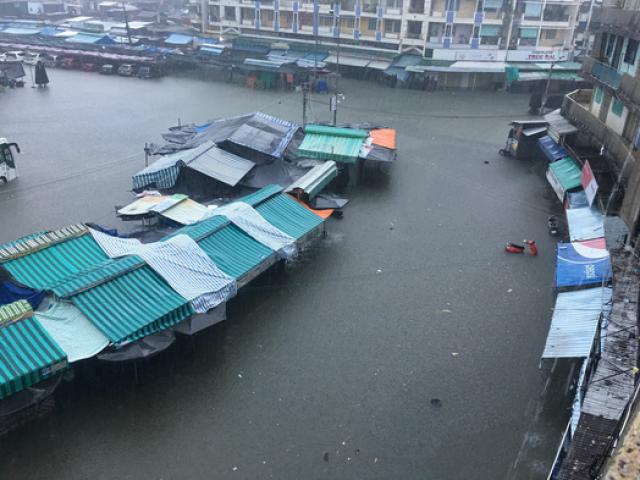 Nha Trang chìm trong biển nước, Quốc lộ 1 tắc nghẽn