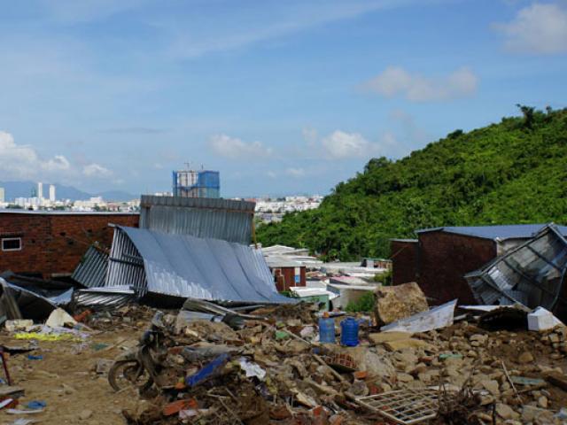 Nước lũ chảy như “sóng thần” ở Nha Trang: “Vợ chồng anh tôi đi mãi không về”