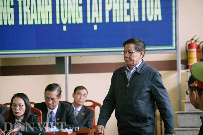 Sau đó, toà tiếp tục gọi bị cáo Phan Văn Vĩnh lên bục xét hỏi.