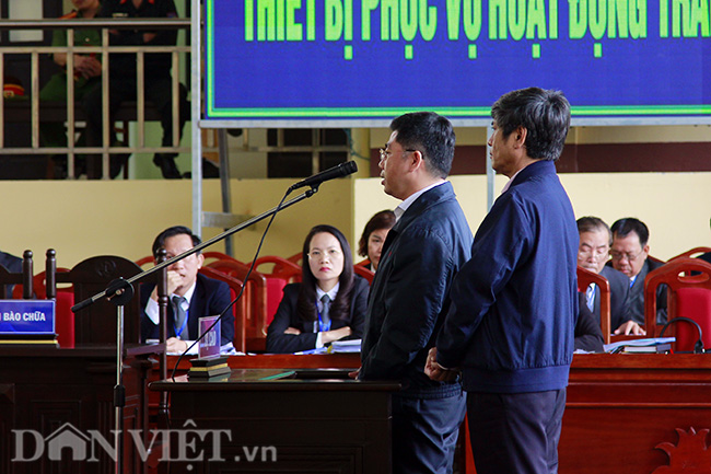 Trong quá trình xét hỏi bị cáo Hóa, chủ tọa phiên tòa phải nhiều lần yêu cầu Nguyễn Văn Dương đứng lên đối chất.