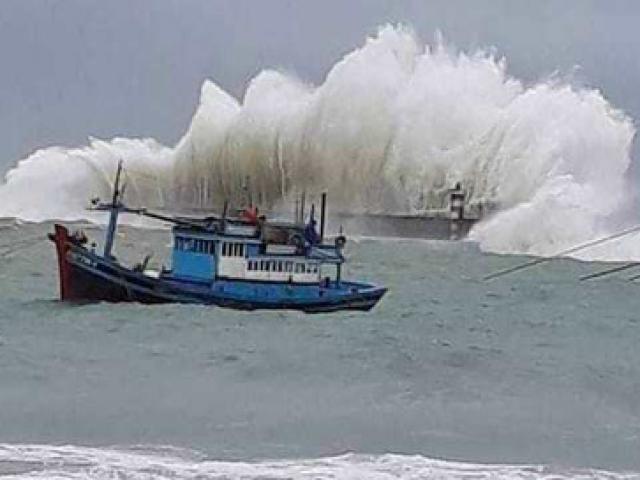 Thót tim với sóng cao ngất đập vào Phú Quý trước khi bão số 9 vào