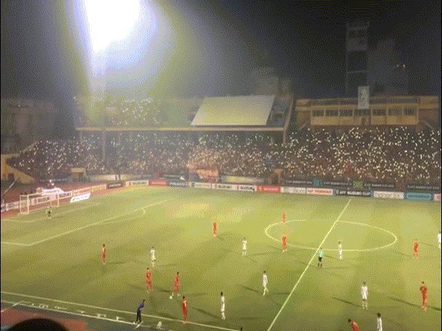 Việt Nam ghi 3 bàn thắng, nghìn CĐV bật đèn điện thoại khiến Hàng Đẫy rực sáng như dải ngân hà
