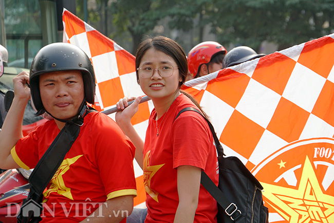 Tới 15:30, đoàn diễu hành về tới SVĐ Hàng Đẫy và chuẩn bị vào trong, tiếp lửa cho đội tuyển Việt Nam.