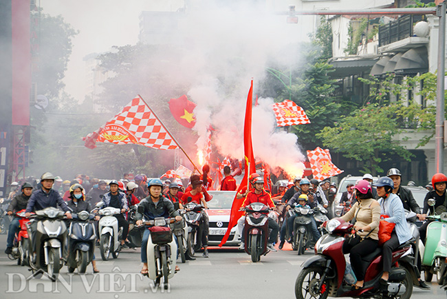 Từ 13h, chiều 24.11, cả trăm CĐV đã tập trung thành đoàn, diễu hành quanh đường phố Hà Nội.