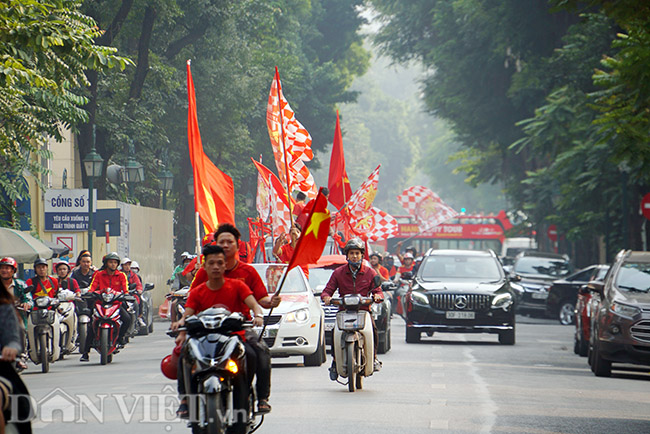 Sắc đỏ của quốc kỳ tràn ngập những tuyến phố trung tâm, nơi đoàn diễu hành đi qua.