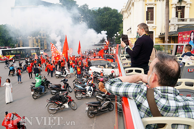 Khi tới khu vực Nhà hát lớn, đoàn diễu hành dừng lại đốt pháo sáng và vẫy cờ, thu hút nhiều du khách quốc tế.