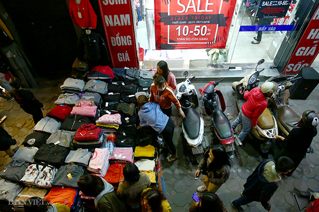 anh: un un xuong pho giua dem lanh mua hang giam gia black friday hinh anh 14