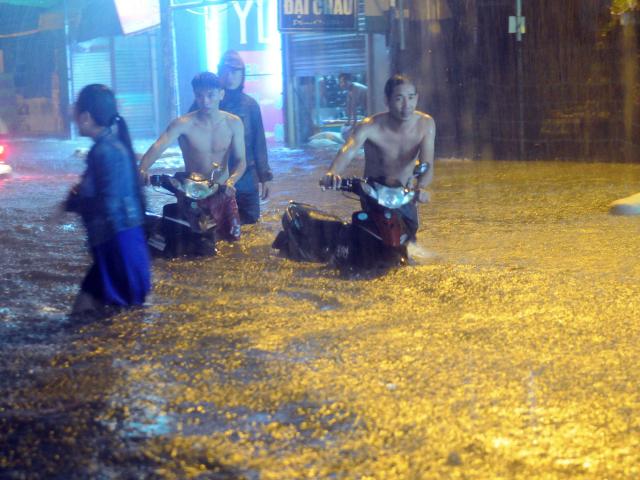 Mưa lớn khủng khiếp hàng giờ, người Sài Gòn “bơi” trong biển nước sâu cả mét