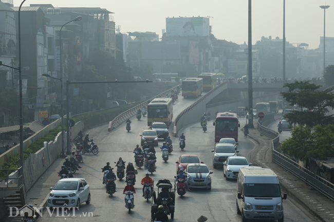 anh: ha noi o nhiem khong khi dat muc co hai, trua van con suong mu hinh anh 1