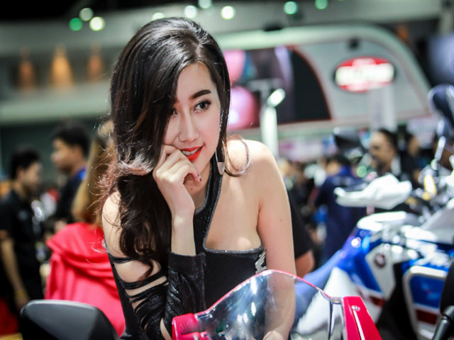 Đứng hình trước dàn siêu mẫu quá nóng, khuấy động Moto Expo 2018