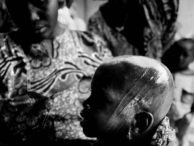 Phong tục khắc đầu trẻ em đáng sợ của bộ lạc châu Phi