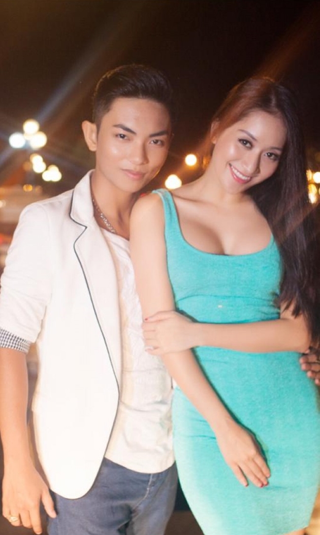 co giao sexy lam vo hoc tro kem 12 tuoi, chong cung chieu dat di mua xe hoi hinh anh 1