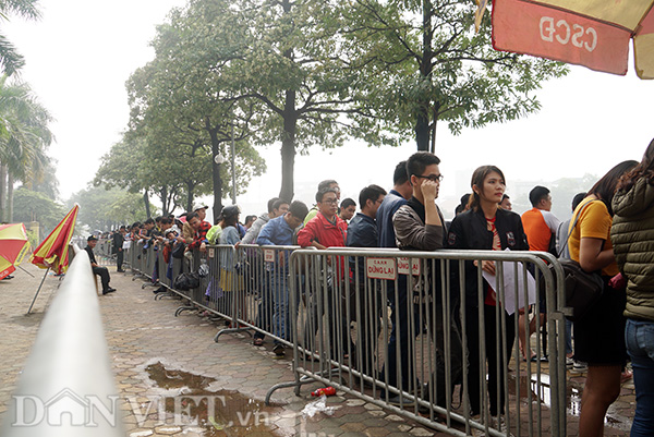 Từ 6h sáng 1.12, hàng dài người đã đứng trước cổng Liên đoàn Bóng đá Việt Nam VFF để đợi nhận vé đã mua bằng hình thức online.