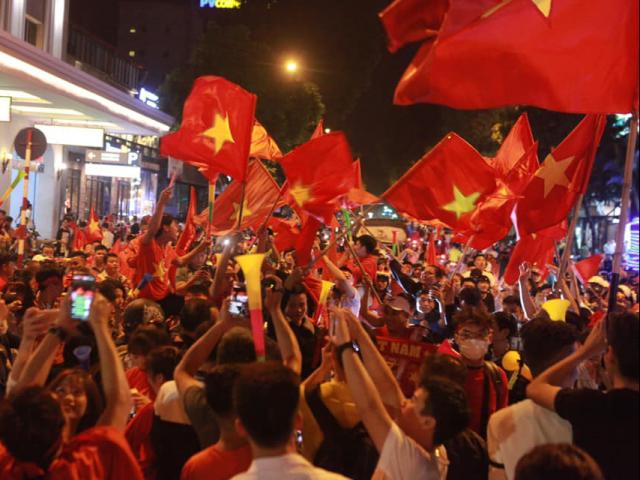 Triệu fan đổ ra đường quẩy tung sau chiến thắng xuất sắc của tuyển Việt Nam