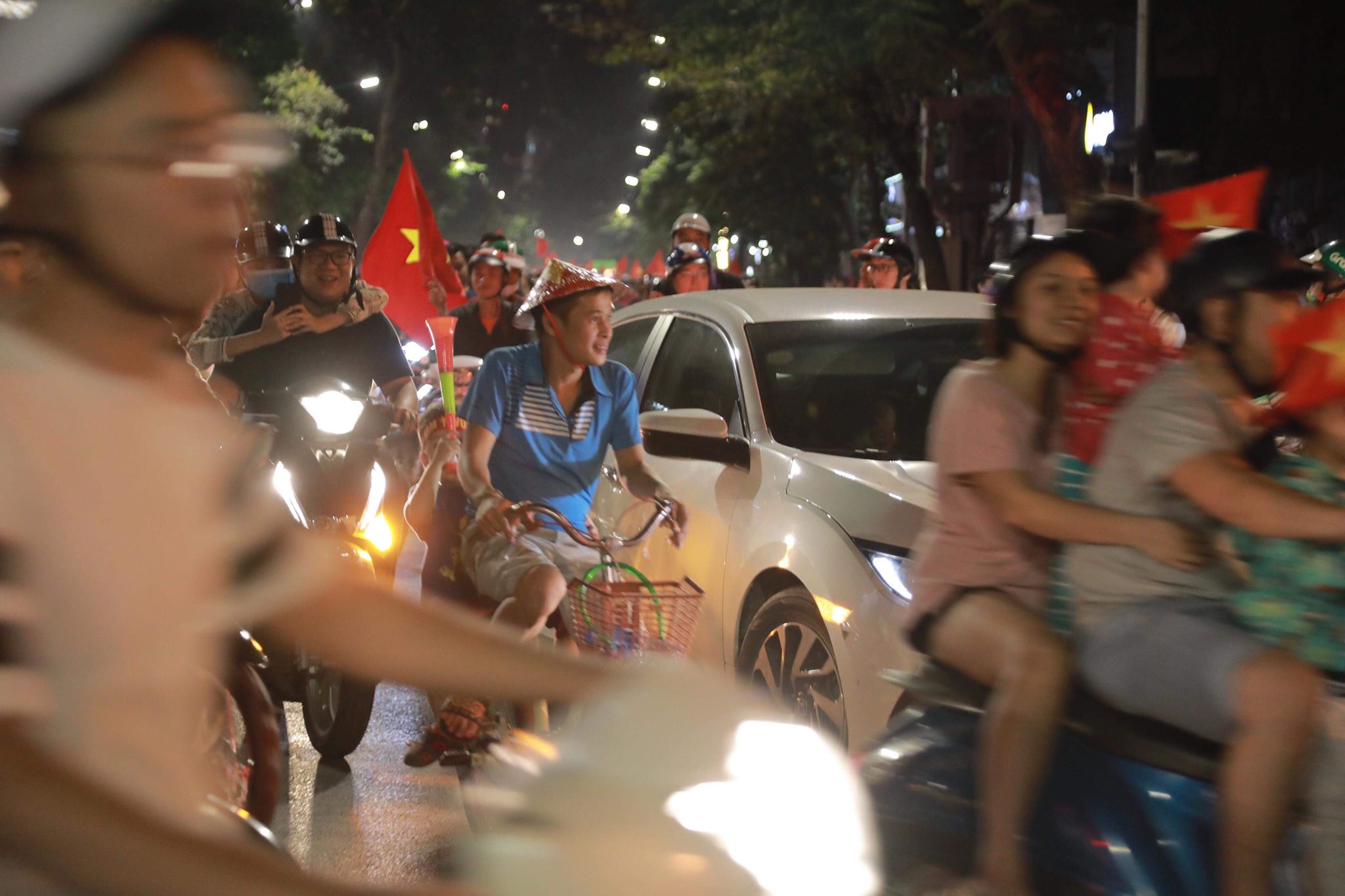 vo oa sung suong sau chien thang cua tuyen vn, trieu fan do ra duong quay tung bung hinh anh 12