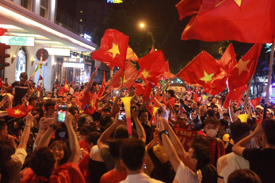 vo oa sung suong sau chien thang cua tuyen vn, trieu fan do ra duong quay tung bung hinh anh 17