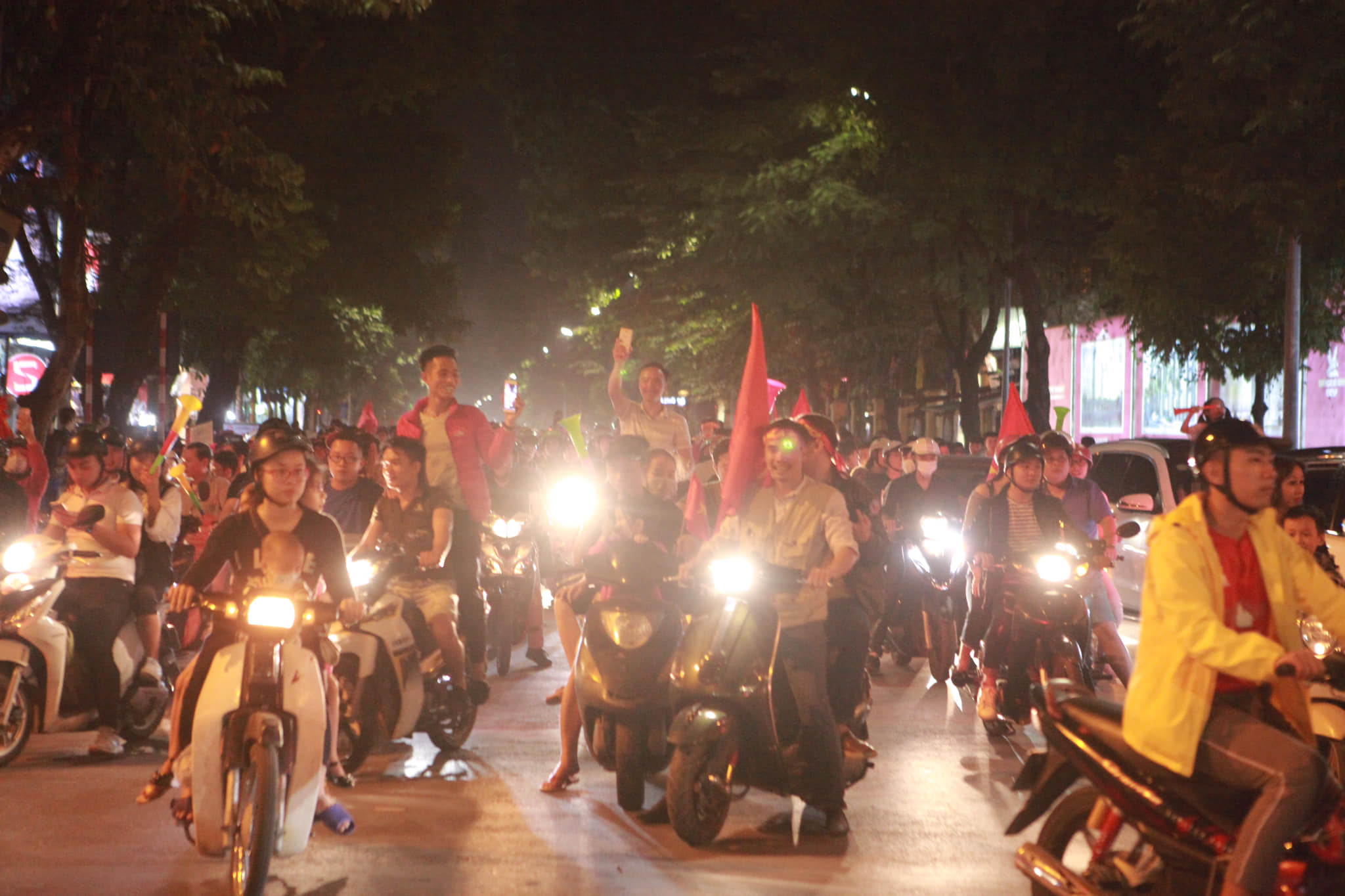 vo oa sung suong sau chien thang cua tuyen vn, trieu fan do ra duong quay tung bung hinh anh 37